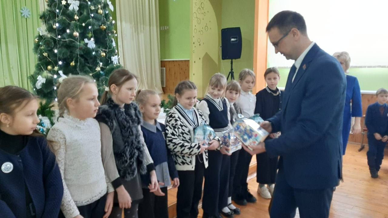 Акция «Наши дети» продолжается. Ученики Лошницкой школы принимали поздравления от первого заместителя председателя райисполкома