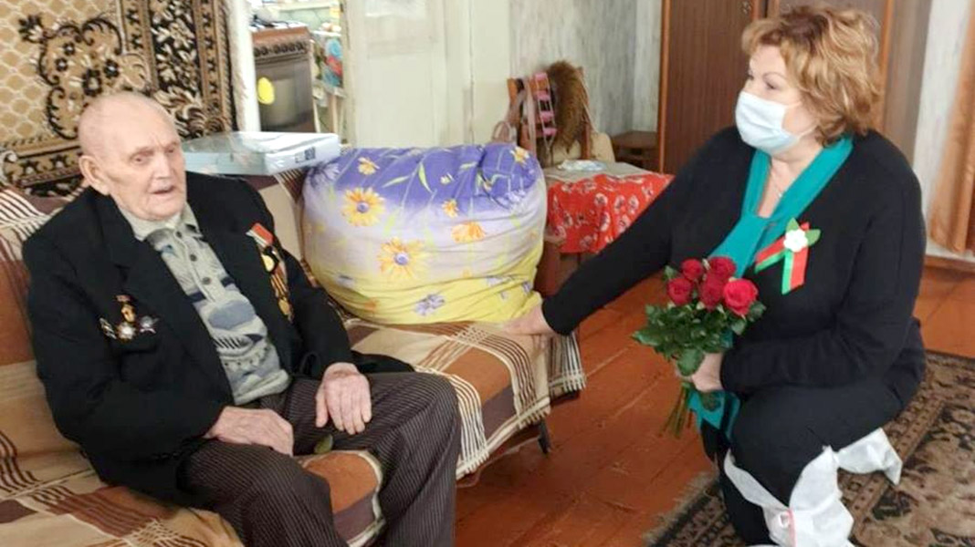 Депутат Лилия Ананич в преддверии 75-й годовщины Победы посетила ветерана Евгения Бедрицкого