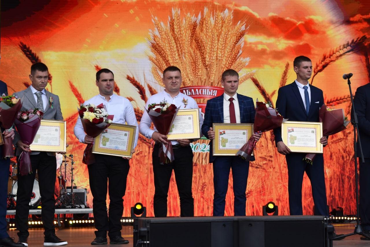 На большой сцене в Столбцах чествовали лучших представителей АПК. Александр Турчин вручил высокую награду комбайнеру из Борисова