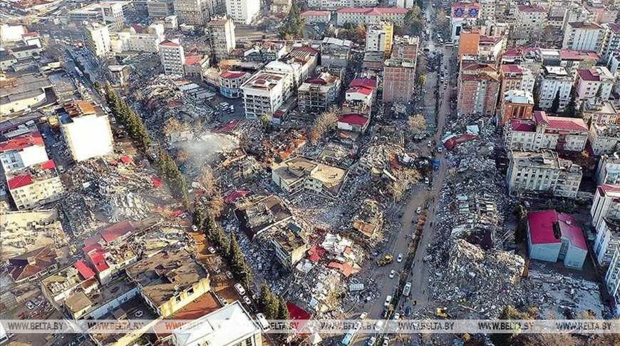 Количество жертв землетрясений в Турции достигло 7108