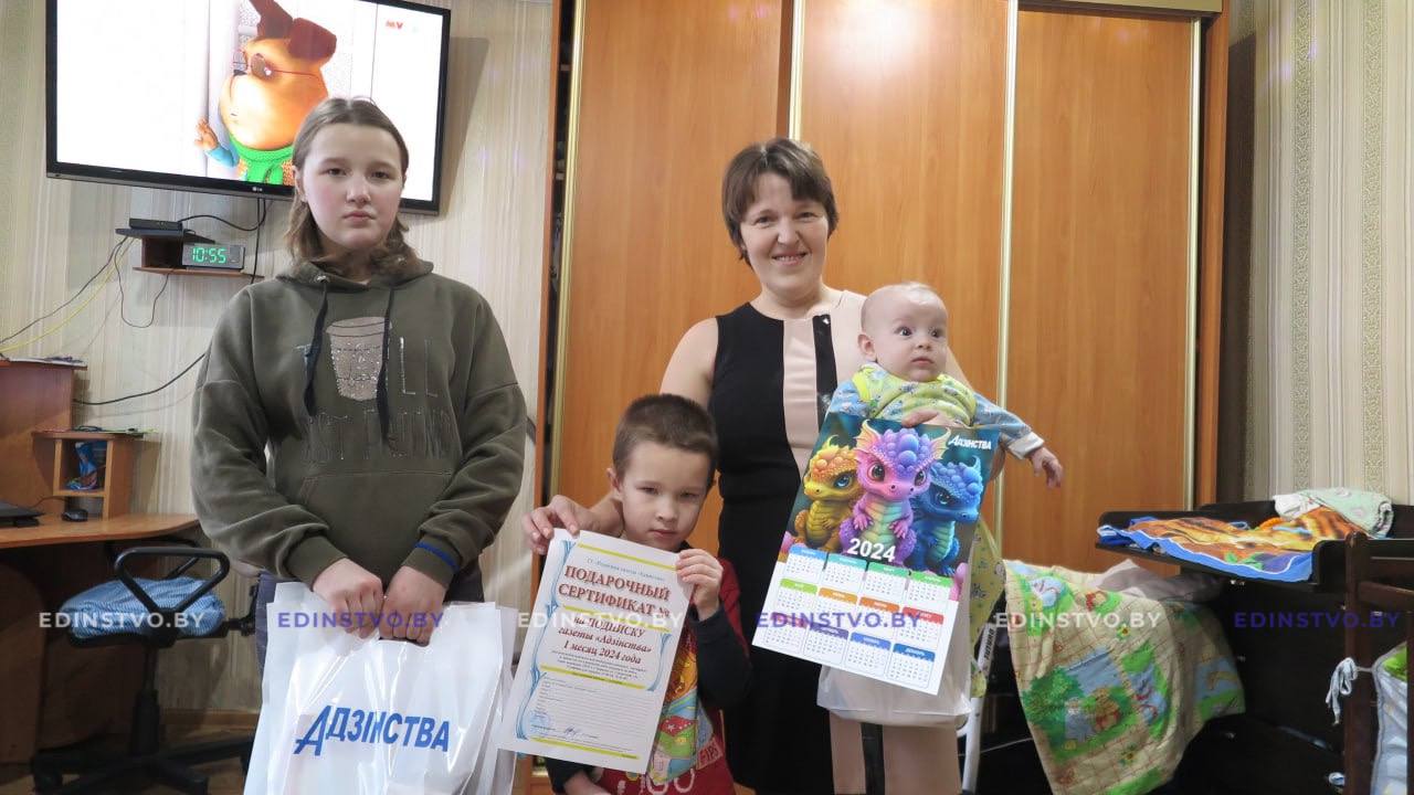 4 сыночка и две лапочки дочки: многодетную семью Екатерины Серовой посетили сотрудники редакции газеты «Адзiнства» 