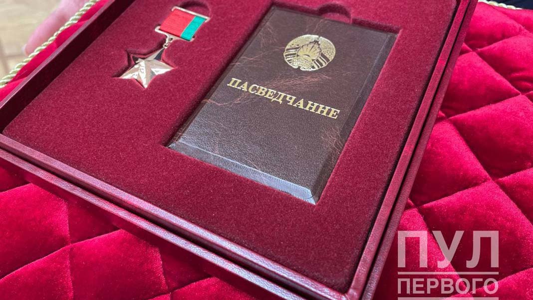 «Спасибо вам за сыновей!» Лукашенко вручил награды семьям погибших героев