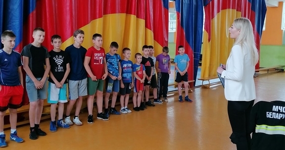 Цель – безопасные каникулы: спасатели навещают пришкольные лагеря Борисова