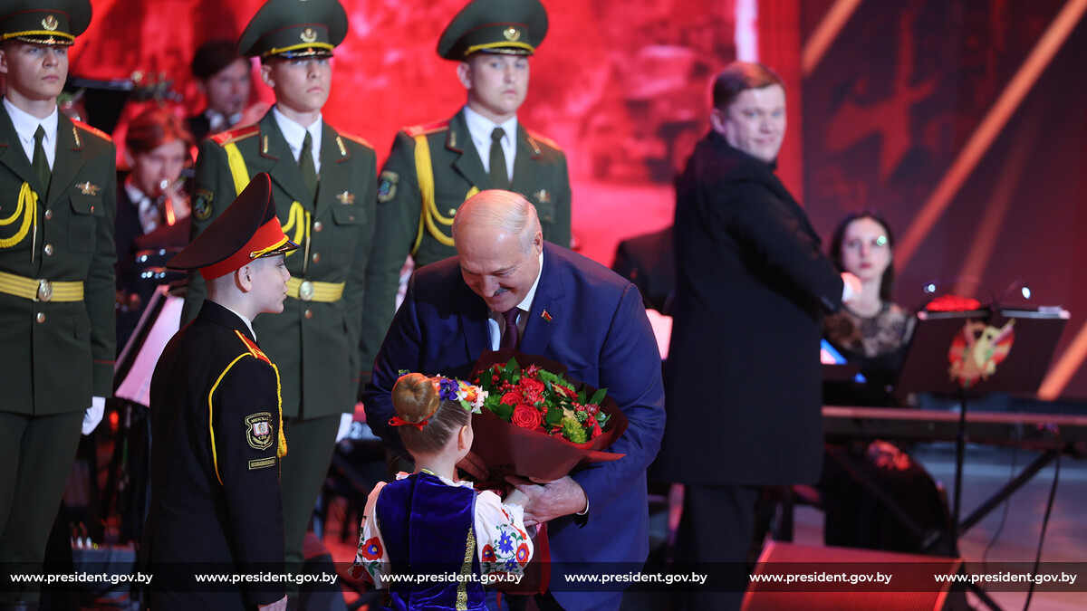 Александр Лукашенко: "Участь моя и тех, кто рядом со мной, состоит в том, чтобы мы могли ответить на любую угрозу"