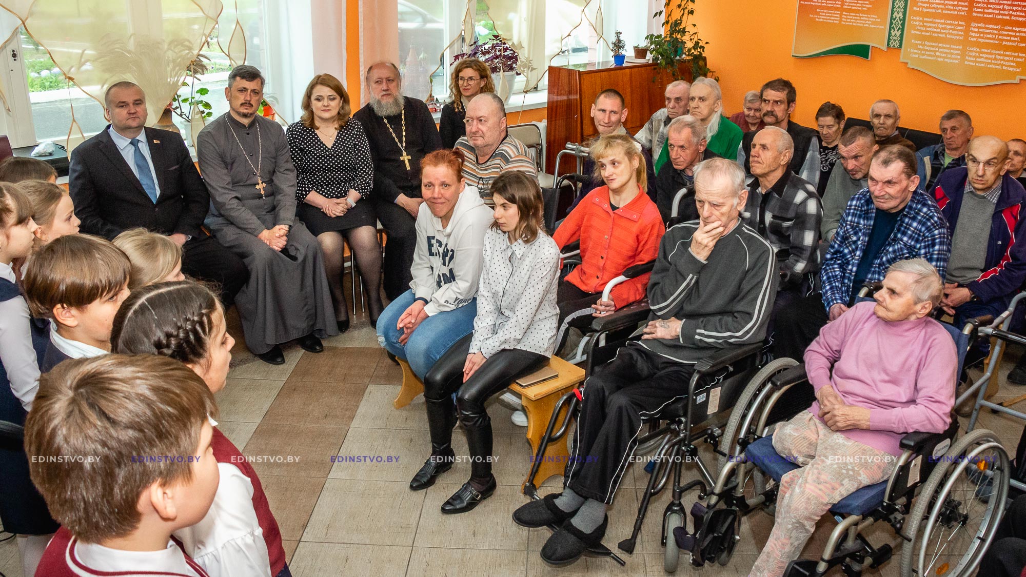 Руководство Борисовского района и духовенство поздравили проживающих в социальных учреждениях региона с Пасхой