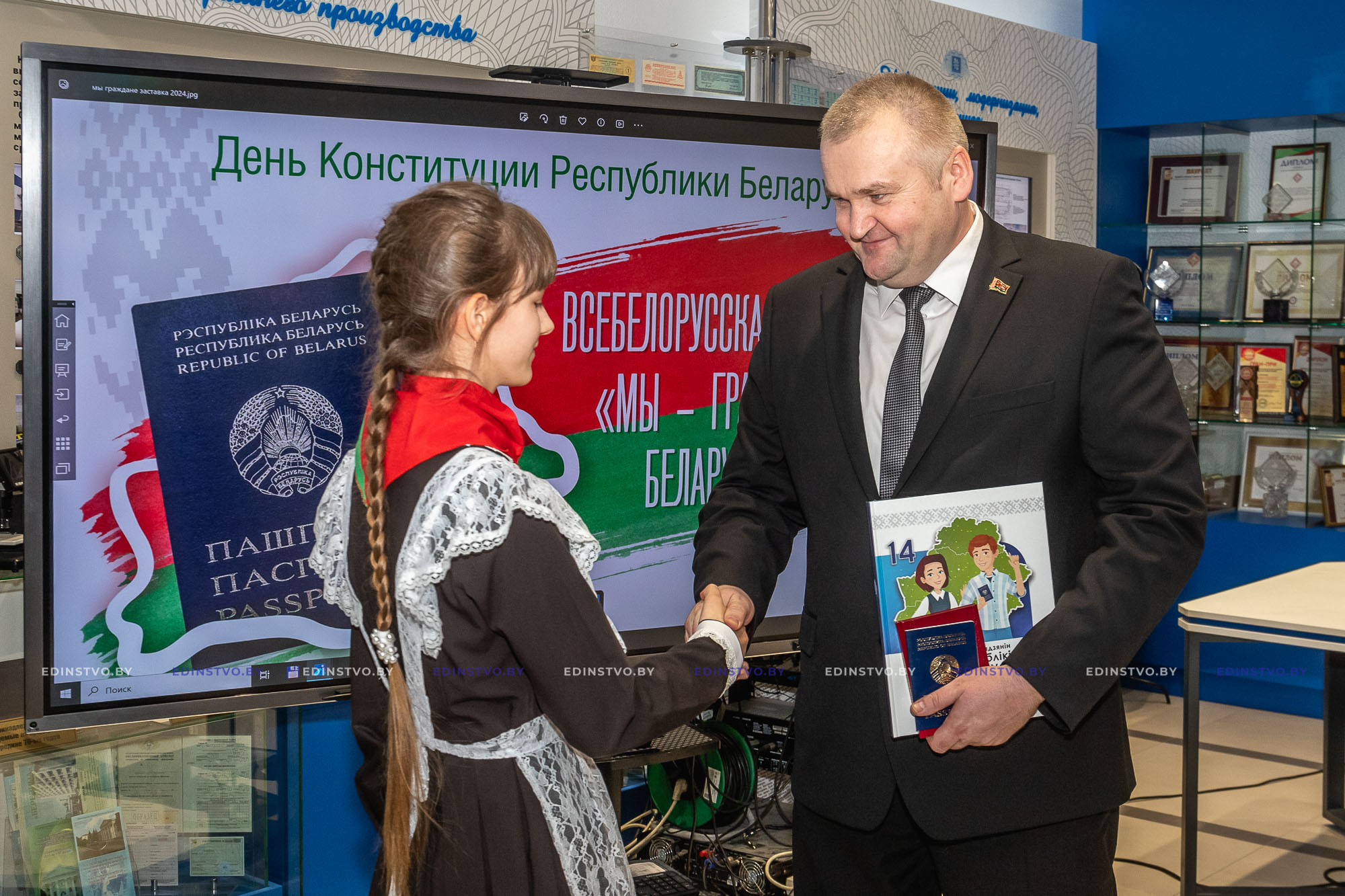 Более 20 школьников Борисовщины получили паспорта из рук председателя райисполкома в День Конституции Республики Беларусь