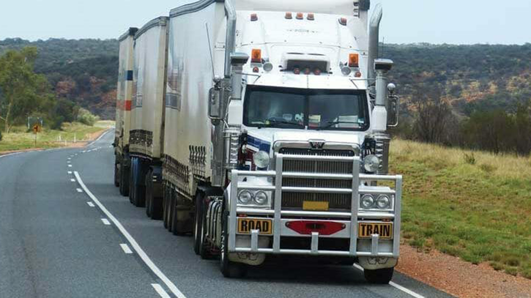 ГАИ напоминает водителям транзитных грузовиков о необходимости следовать по определенным маршрутам