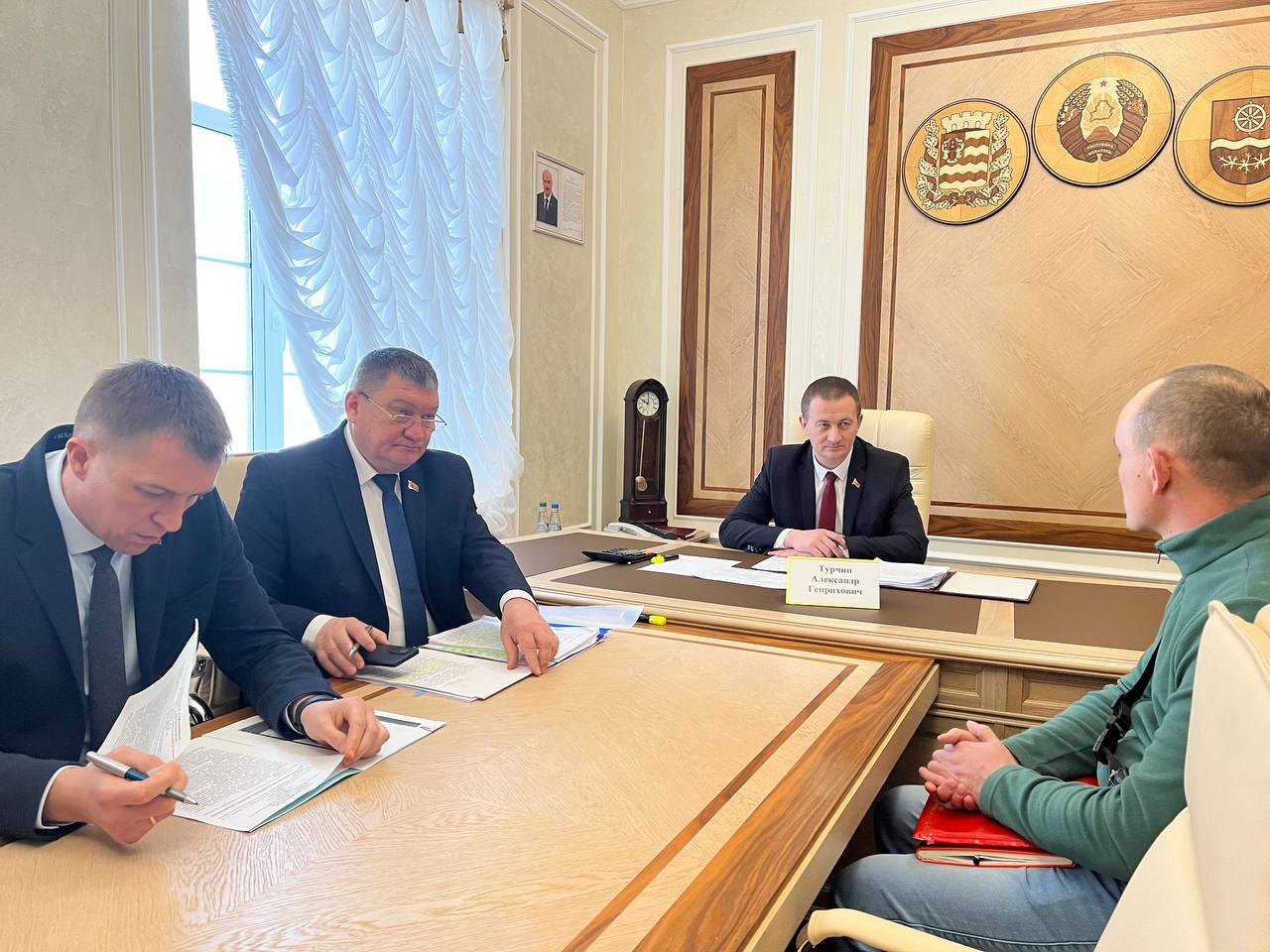 Александр Турчин: "Надо поддержать человека". Председатель Минского облисполкома проводит личный прием граждан в Крупках