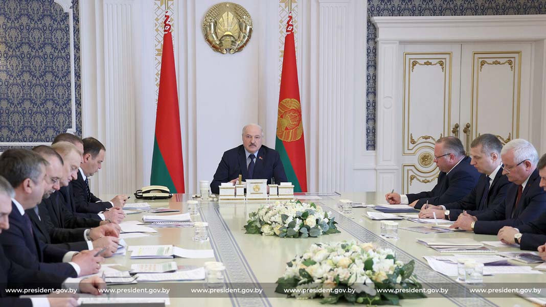 Лукашенко провел совещание по вопросам готовности к проведению весенних полевых работ