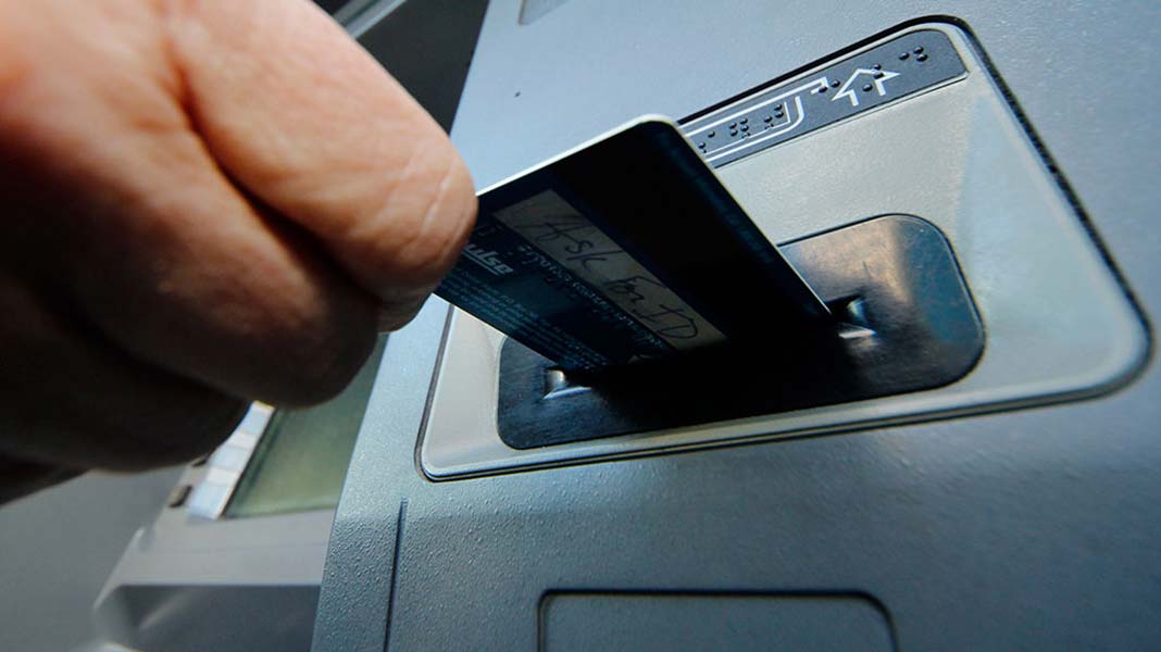 Житель Борисова нашел банковскую карту на улице и потратил более 260 рублей