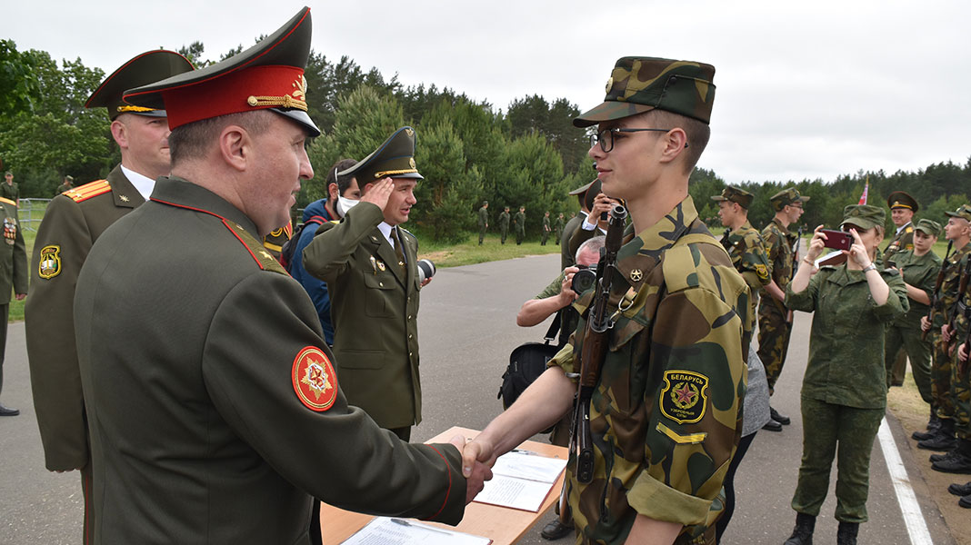 Министр обороны Беларуси принял участие в церемонии принятия Военной присяги в 72-м ОУЦ