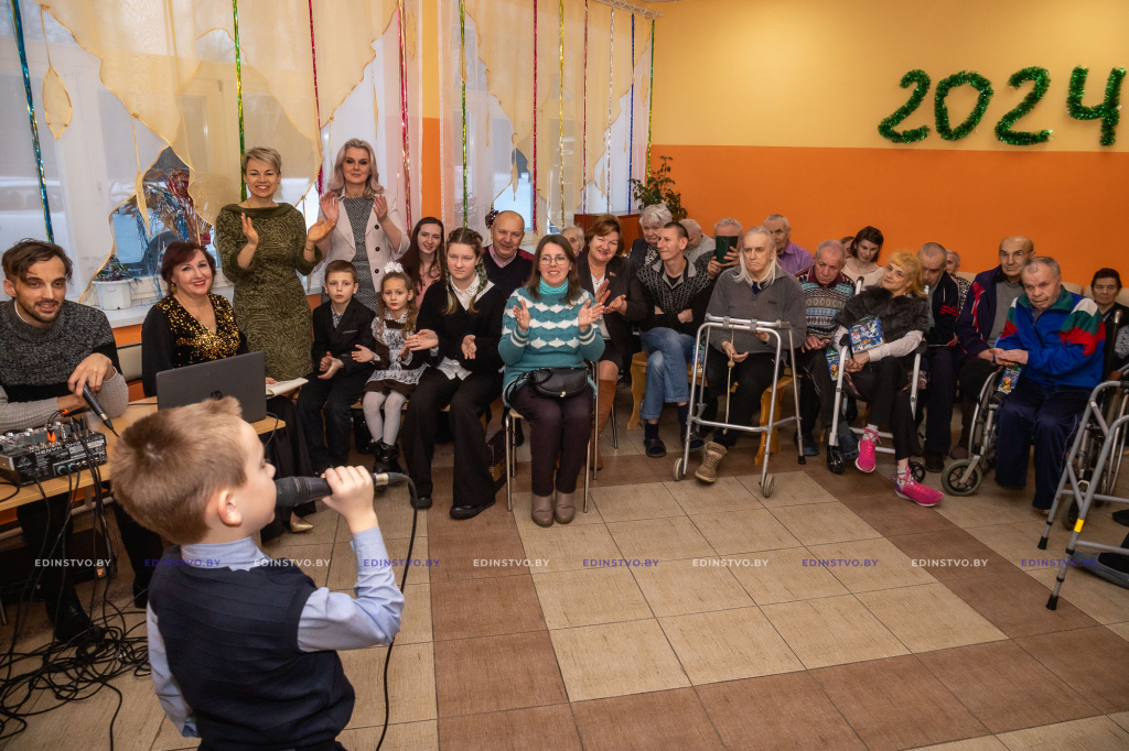 Теплые эмоции в морозный день: в Борисовском районе проходит благотворительная акция «От всей души»