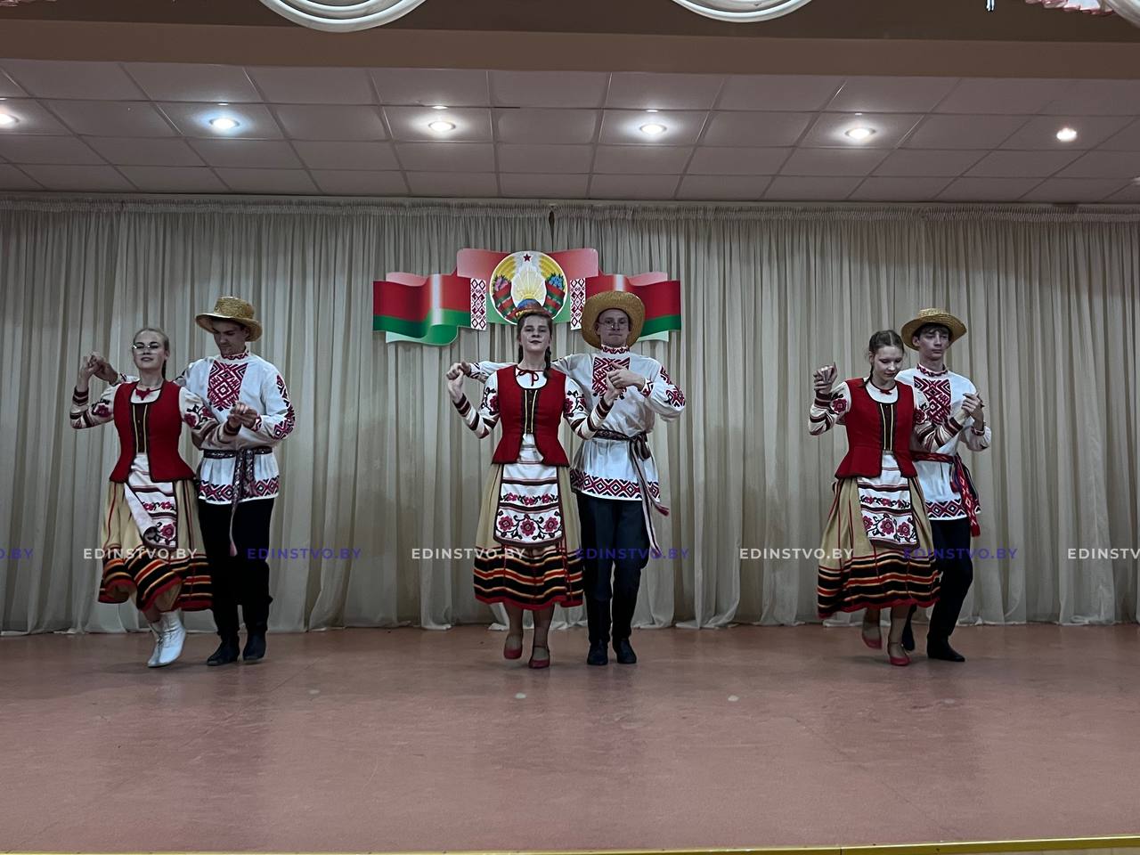 «Музыка грае — ногі танчаць». Борисовчане достойно выступили на открытом конкурсе исполнителей белорусских народных танцев