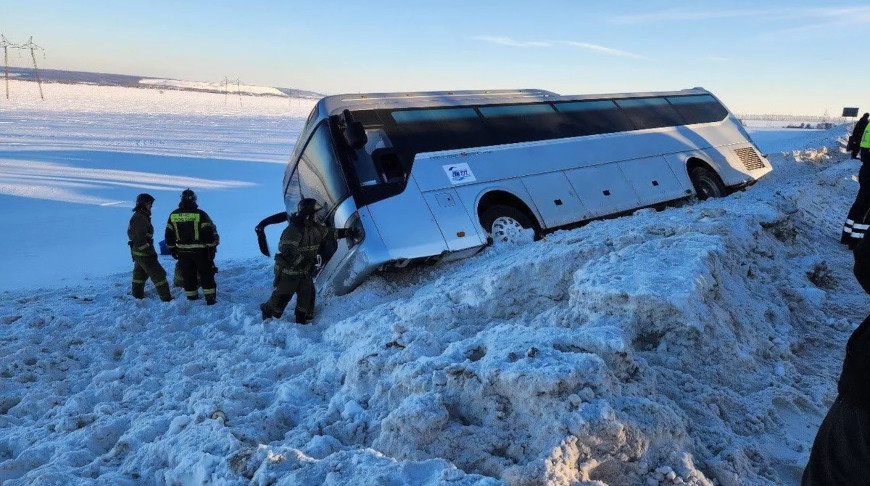 Автобус с 40 пассажирами съехал в кювет на трассе в Татарстане