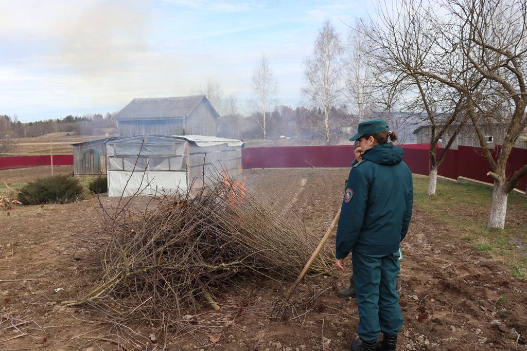 Чем чреват пал травы? На Борисовщине сотрудники ГРОЧС провели рейд по выжиганию сухой растительности
