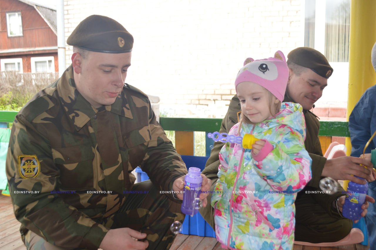 Военнослужащие 60 отдельного полка связи с доброй миссией посетили Дом ребенка в Борисове