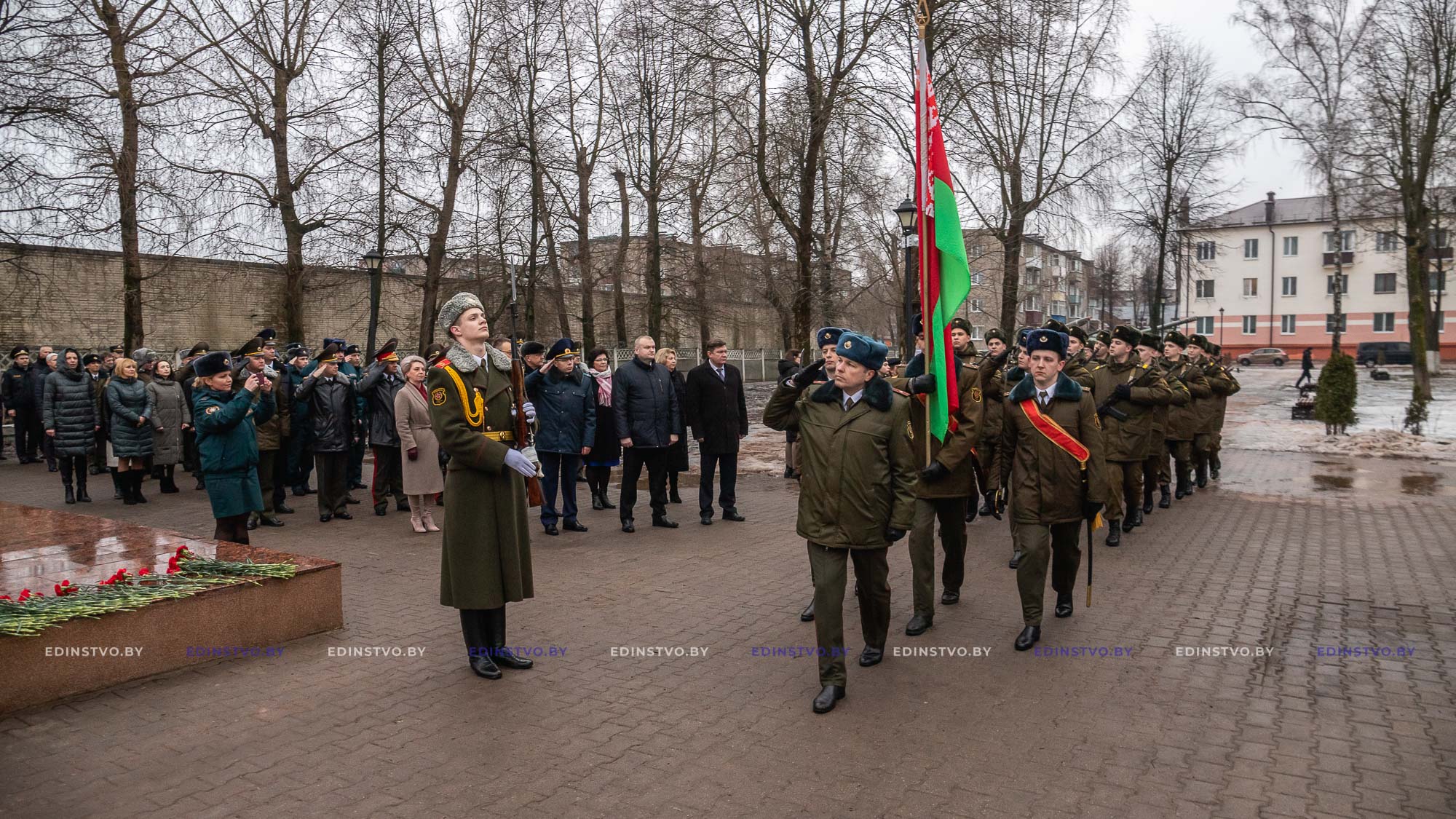 Празднование Дня защитников Отечества в Борисове началось в возложения цветов у Вечного огня