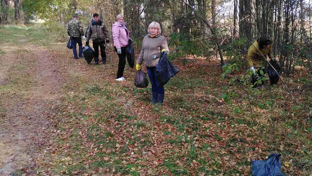 Сотрудники комиссариата Борисовского и Крупского районов приняли участие в акции «Чистый лес»