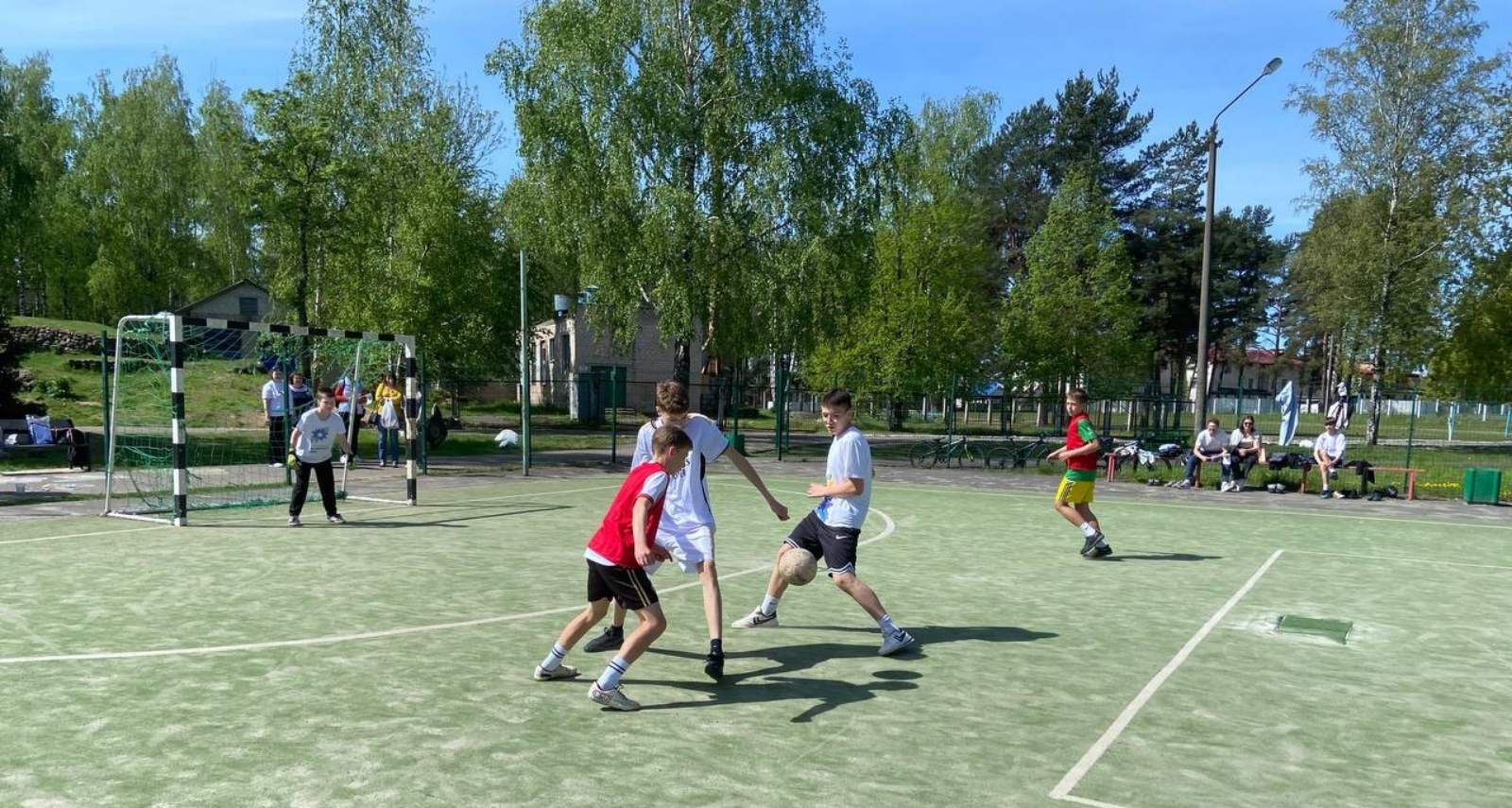 Между учащимися СШ №24 и гимназии №1 состоялся товарищеский матч по мини-футболу