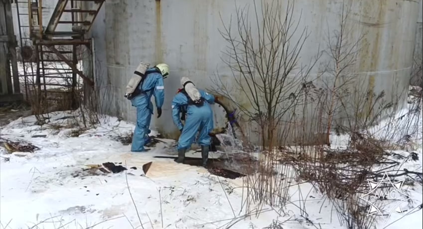 В д. Приямино Борисовского района спасатели ликвидировали истечение карбамидно-аммиачной смесью