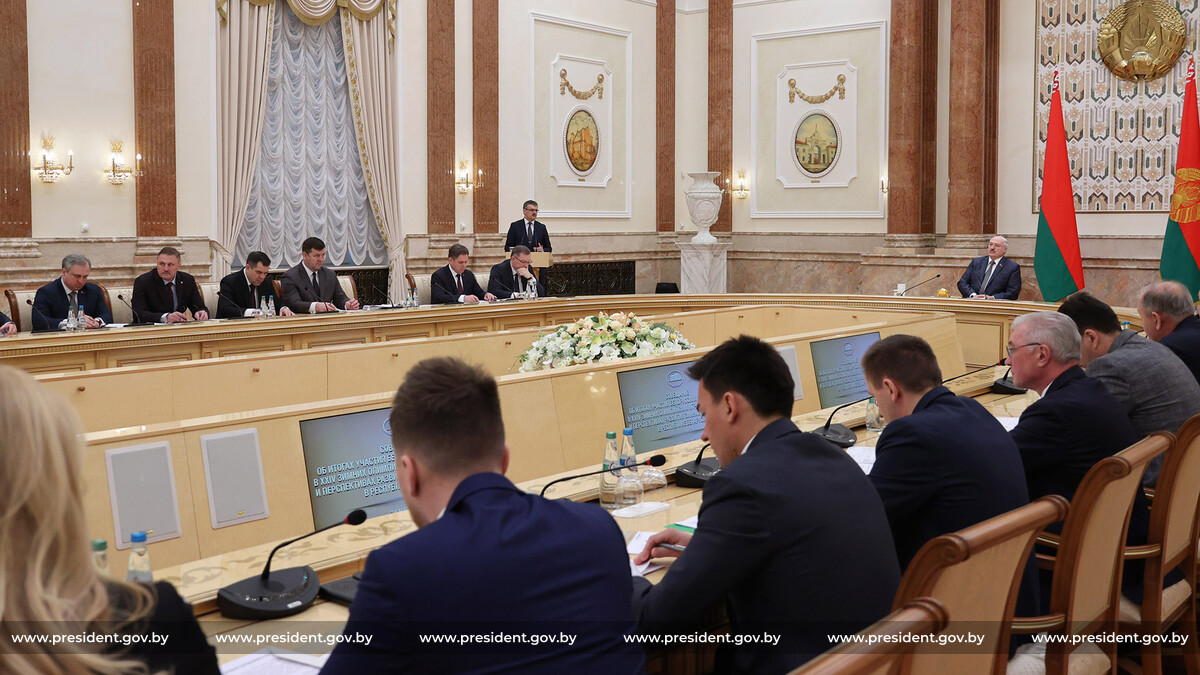 Лукашенко: "Давайте, мужики, засучивайте рукава и начинайте работать! Вот весь итог"  