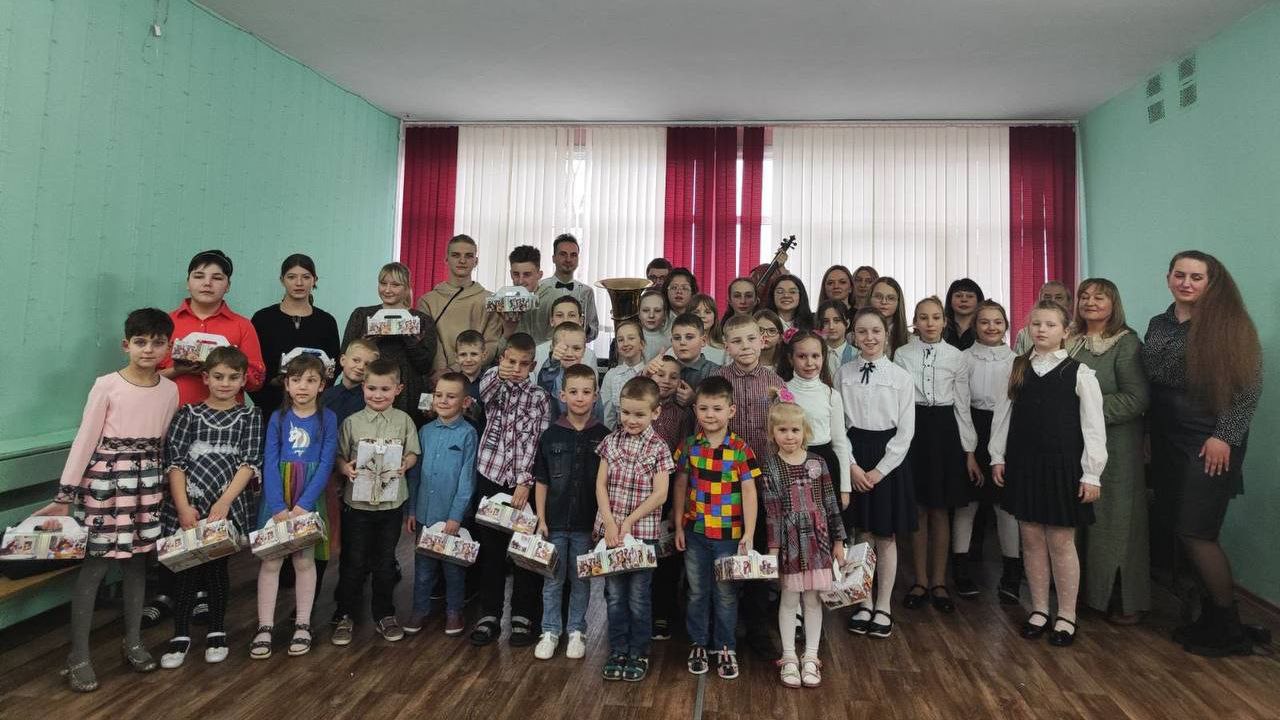 Маленькое человеческое счастье подарили ребятам из приюта педагоги и учителя Борисовской музыкальной школы