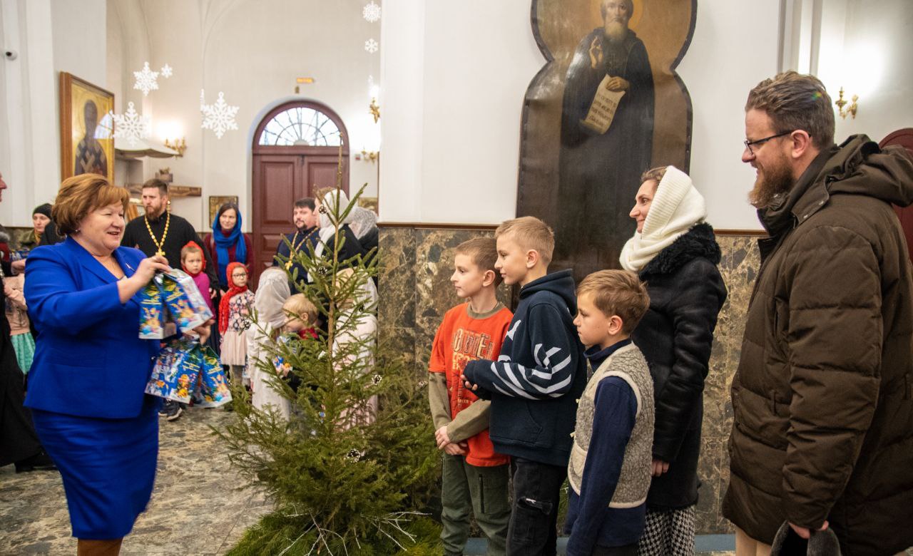 Парламентарий Лилия Ананич поздравила многодетные семьи священнослужителей со светлым праздником Рождества