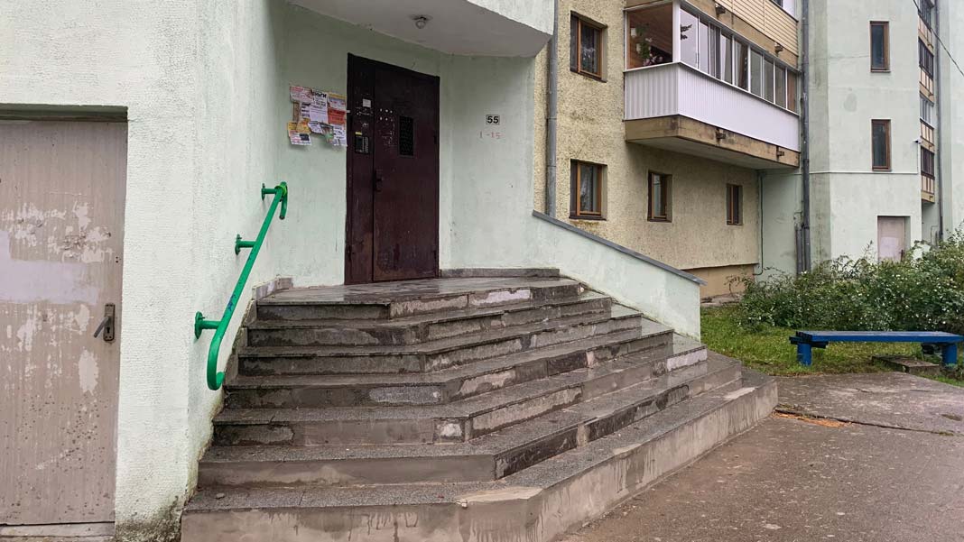 Фотофакт: ступеньки у подъезда дома по ул. Днепровской отремонтировали раньше, чем обещали