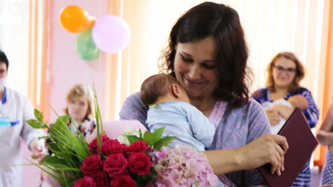 Поздравления, акции, конференции: в Беларуси стартует Неделя матери