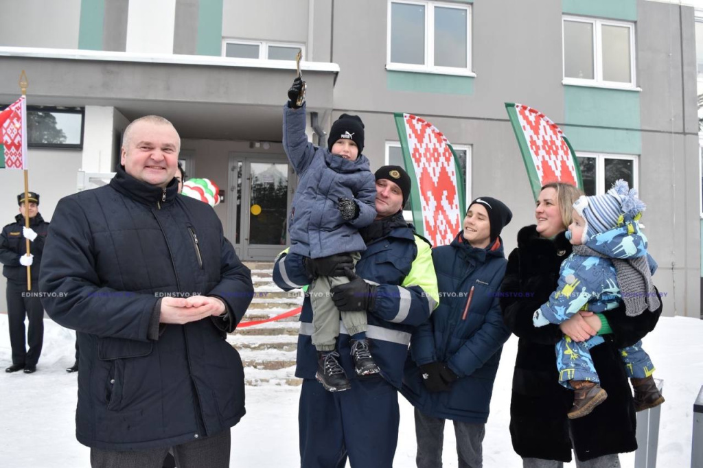 Сотрудники Борисовского РУВД получили квартиры в новом доме