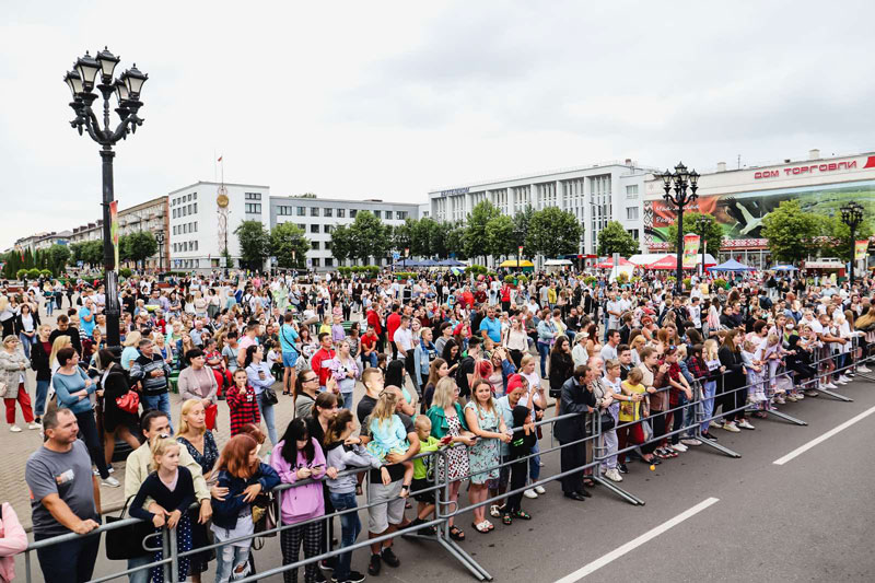 «Борисов приглашает»: около 15 тысяч человек на площади, огненное шоу, ностальгические танцы под «Руки вверх» и «Демо» и общереспубликанская акция в завершение