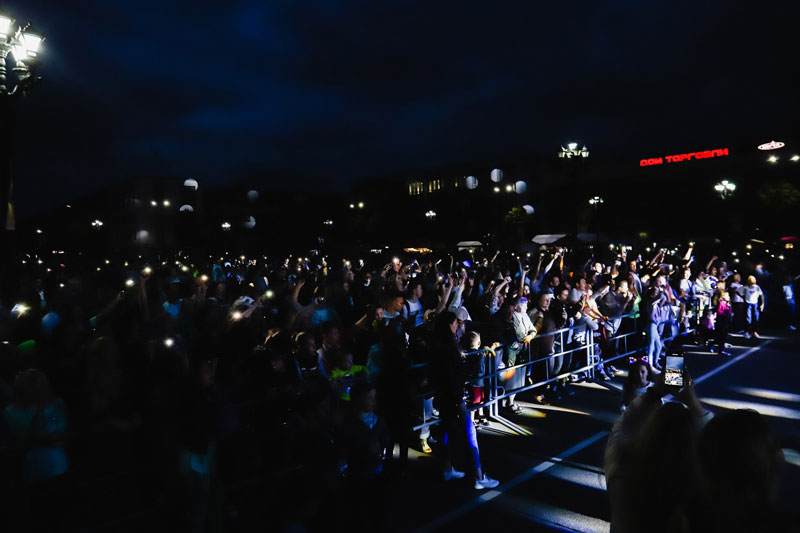 «Борисов приглашает»: около 15 тысяч человек на площади, огненное шоу, ностальгические танцы под «Руки вверх» и «Демо» и общереспубликанская акция в завершение