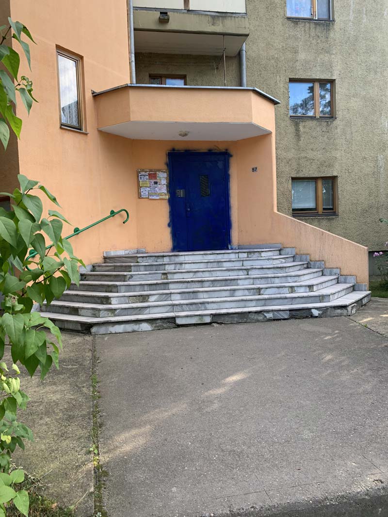 Фотофакт: дверь подъезда многоквартирного дома по улице Днепровской посинела