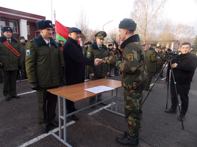Новое пополнение воинских частей Борисовского гарнизона приняло военную присягу