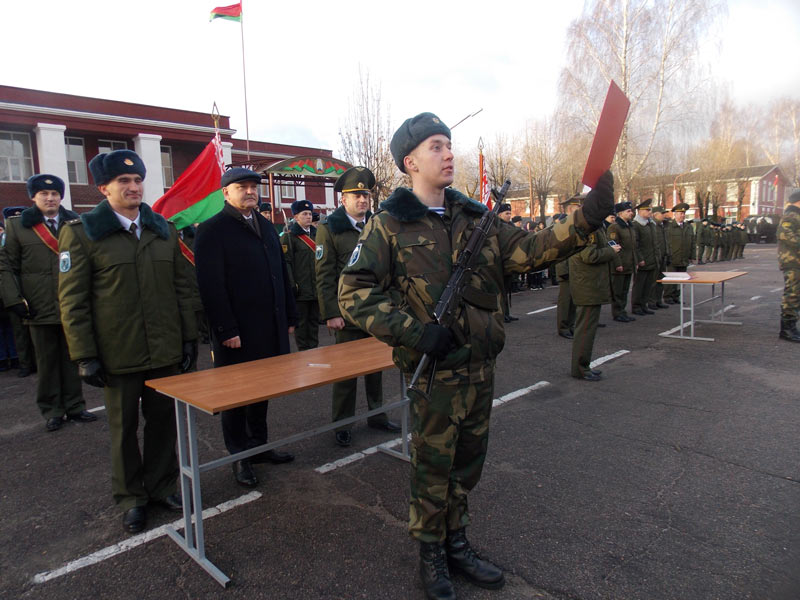 Новое пополнение воинских частей Борисовского гарнизона приняло военную присягу