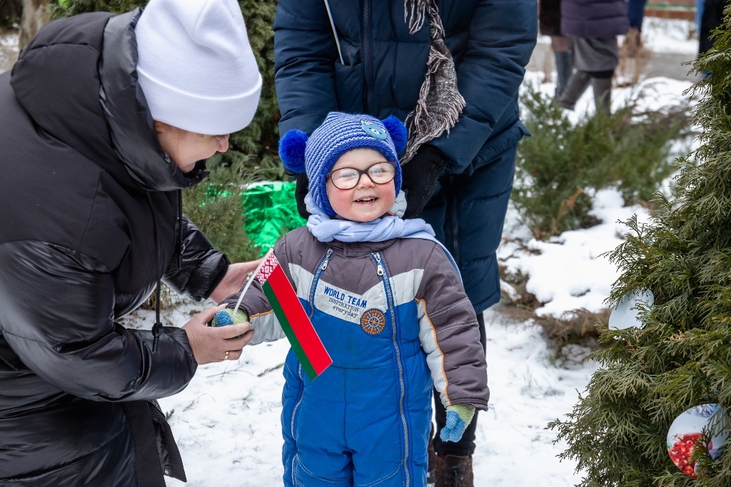 Празднично и патриотично: в Борисовский дом ребенка прибыл автопробег с подарками из Минской области