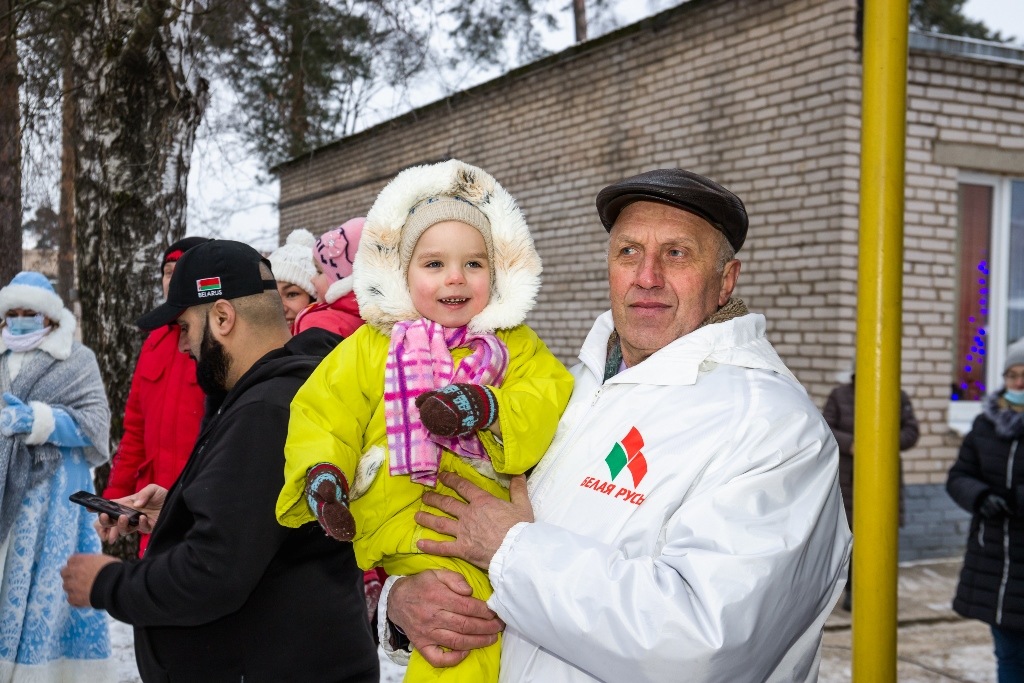 Празднично и патриотично: в Борисовский дом ребенка прибыл автопробег с подарками из Минской области