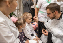 В Борисовском специализированном доме ребенка епископ Амвросий и священнослужители епархии совершили таинства Крещения и Причащения