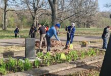 Фотофакт. Сотрудники ОАО «Экран» наводили порядок на партизанском мемориале в д. Буденичи