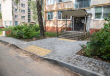 Двор будет не узнать: фоторепортаж о работах у дома №18 по бул. Комарова в Борисове