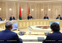 Президент Беларуси встретился с губернатором Амурской области России. Что обсудили?