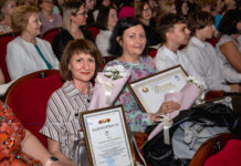 На Борисовщине чествовали медработников. Множество наград, поздравления, творческие номера и трогательная песня врачей