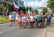 Бегут патриоты: юных сверхмарафонцев из России встретил Борисов