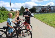 Борисовские правоохранители на улицах города напомнили школьникам о правилах безопасного поведения в Интернете