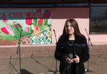 Борисовчанок и гостей города тепло поздравили самодеятельные артисты