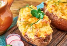 Сытный обед: фаршированный картофель