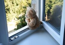 В Минске девочка выпала из окна шестого этажа. Она погибла