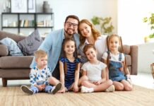 Более 20 тыс. многодетных семей Минской области получат матпомощь на детей-школьников