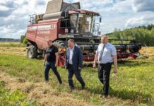 Министр сельского хозяйства и продовольствия Беларуси проверил ход уборочной кампании в Борисовском районе