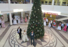 Вальс, полонез, игры и подарки: в Борисове прошел первый районный рождественский инклюзивный бал